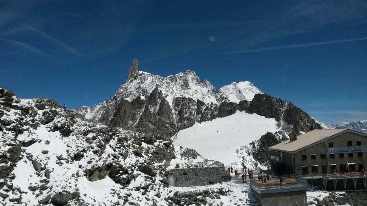 Chez Soi Taverna Alloggio A Courmayeur Buitenkant foto